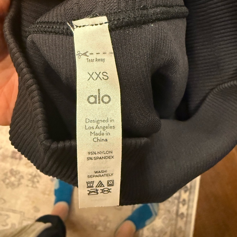 ALO Black Seamless High-Waist 7/8 Open Air Legging
Size XXs NWOT - Picture 8 of 10